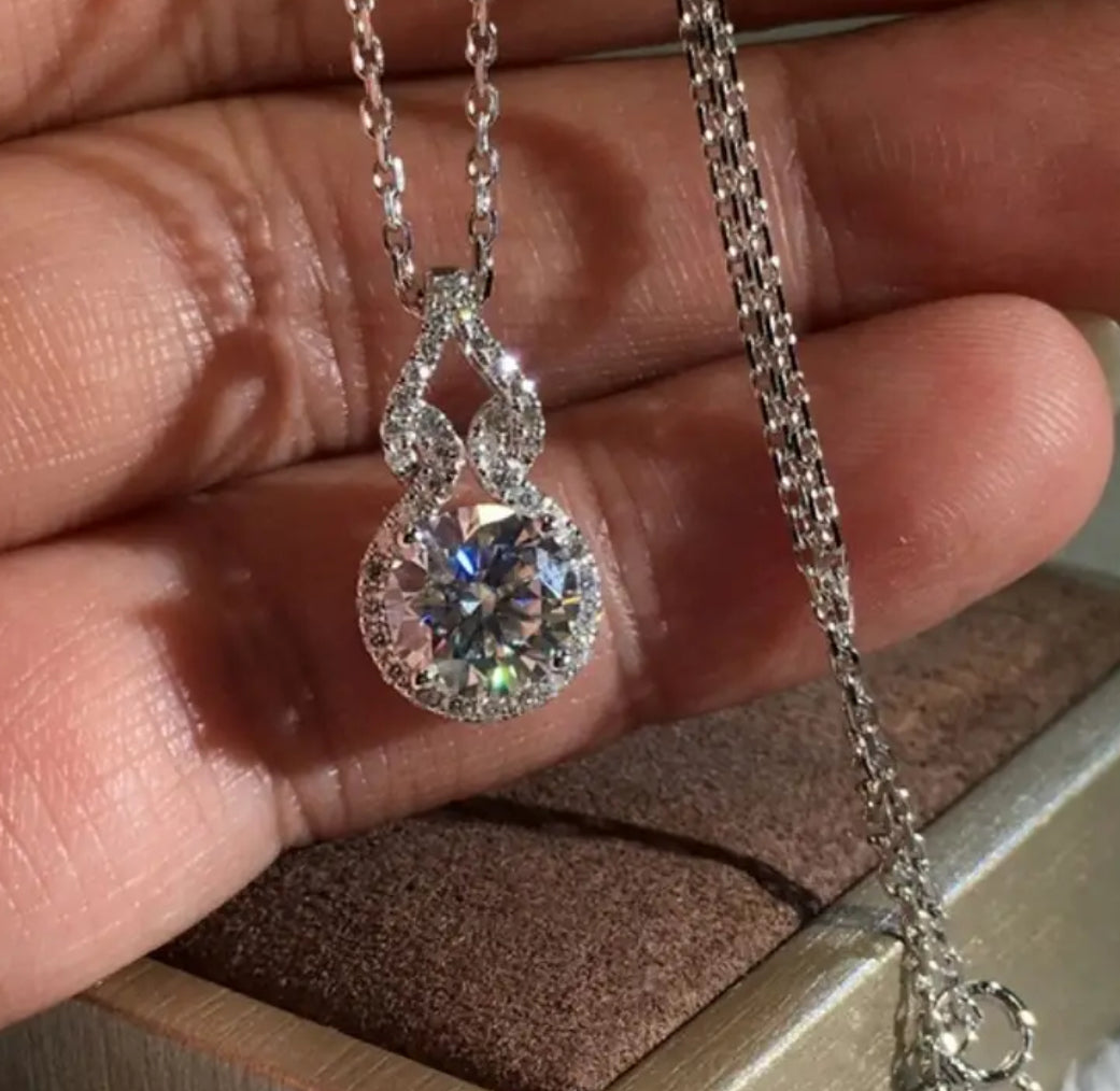 Elegant Silvery Tone Alloy Gourd Pendant Necklace With Classic Four Claw Design For Women