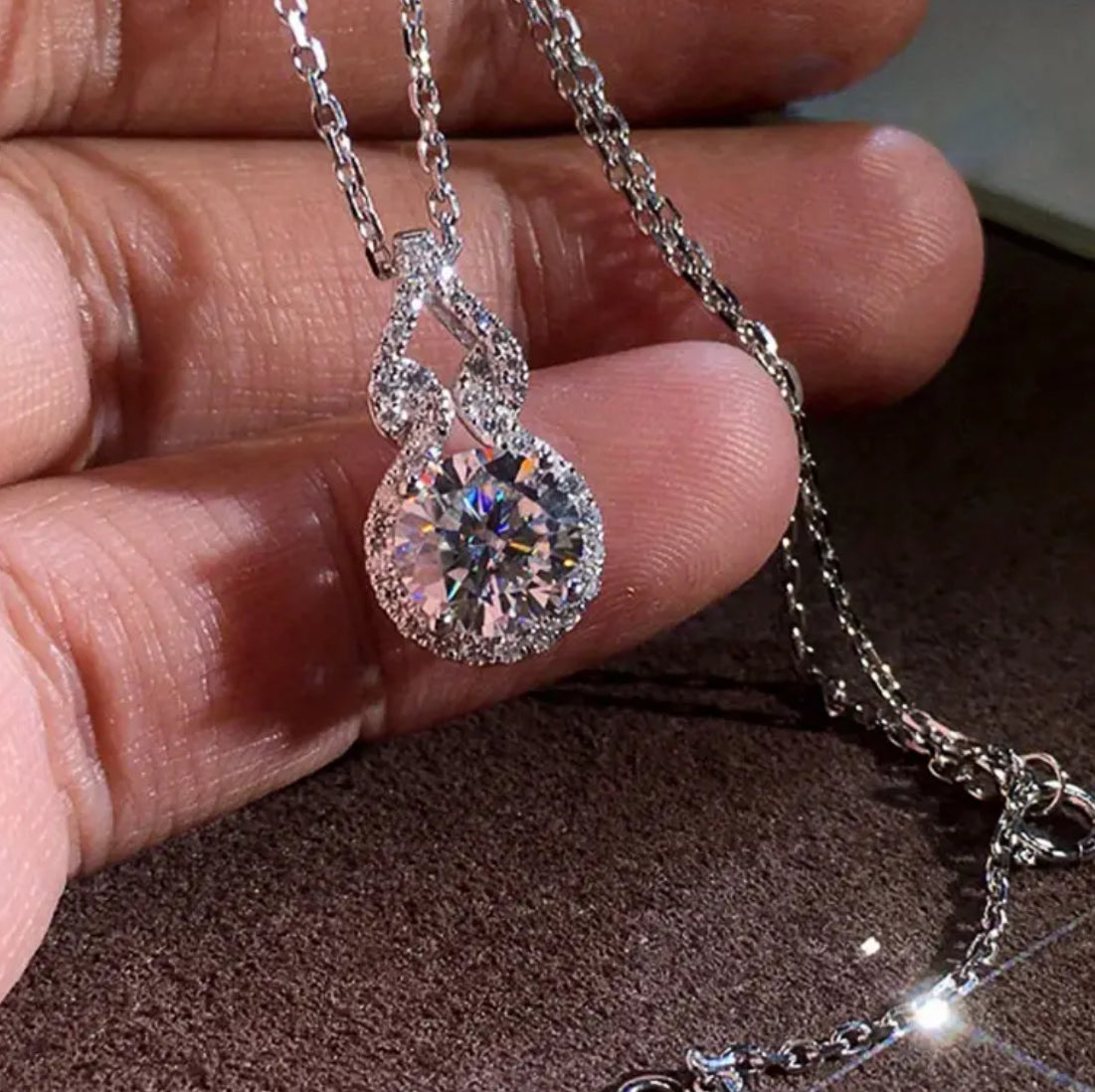 Elegant Silvery Tone Alloy Gourd Pendant Necklace With Classic Four Claw Design For Women