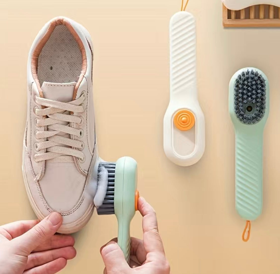 Push Liquid Cleaning Brush