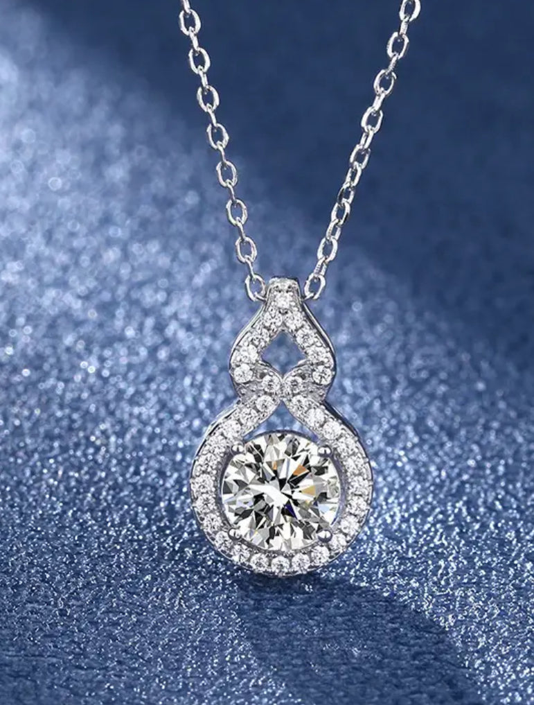 Elegant Silvery Tone Alloy Gourd Pendant Necklace With Classic Four Claw Design For Women