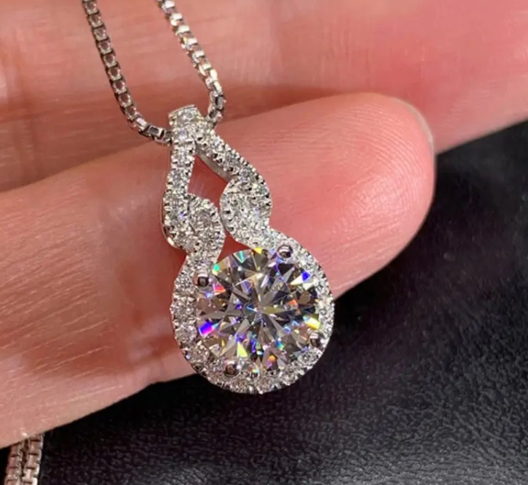 Elegant Silvery Tone Alloy Gourd Pendant Necklace With Classic Four Claw Design For Women