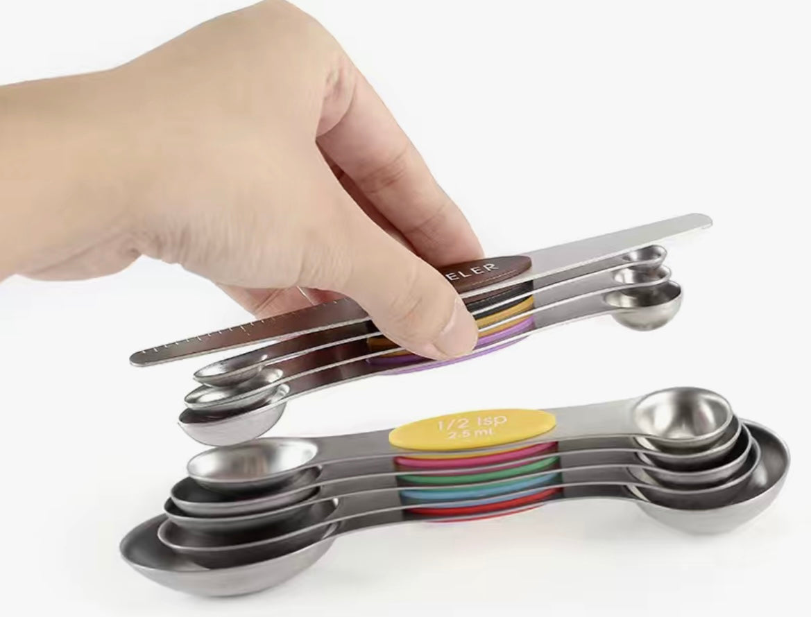 Magnetic teaspoon set