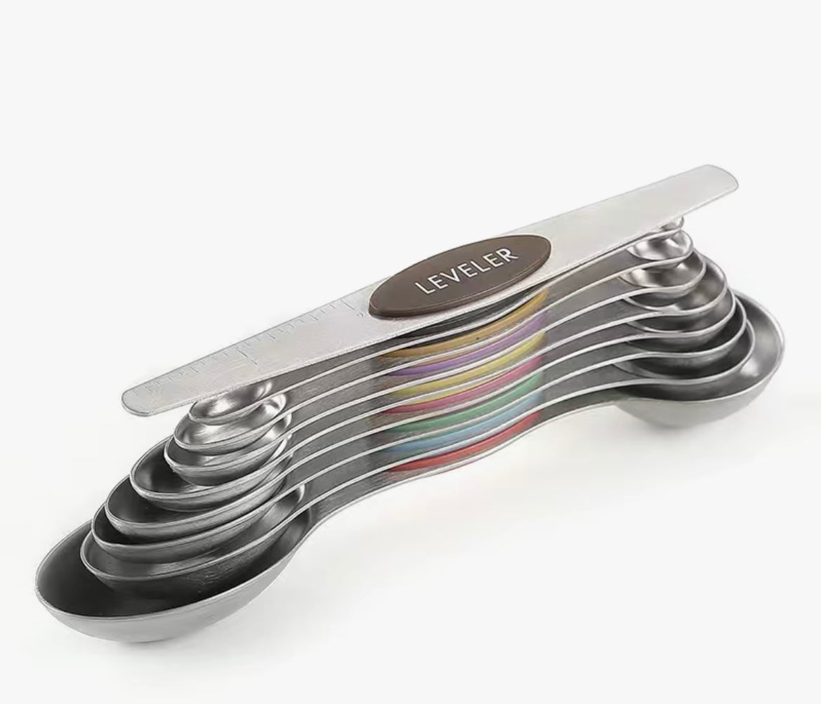 Magnetic teaspoon set