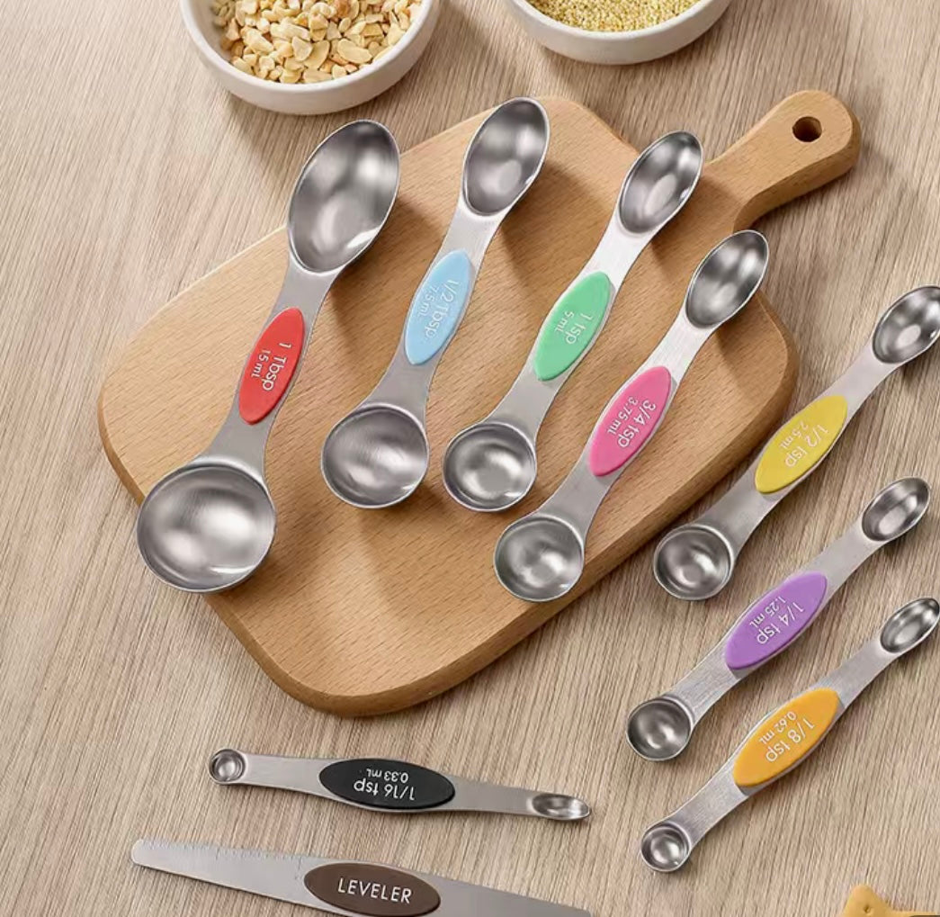 Magnetic teaspoon set